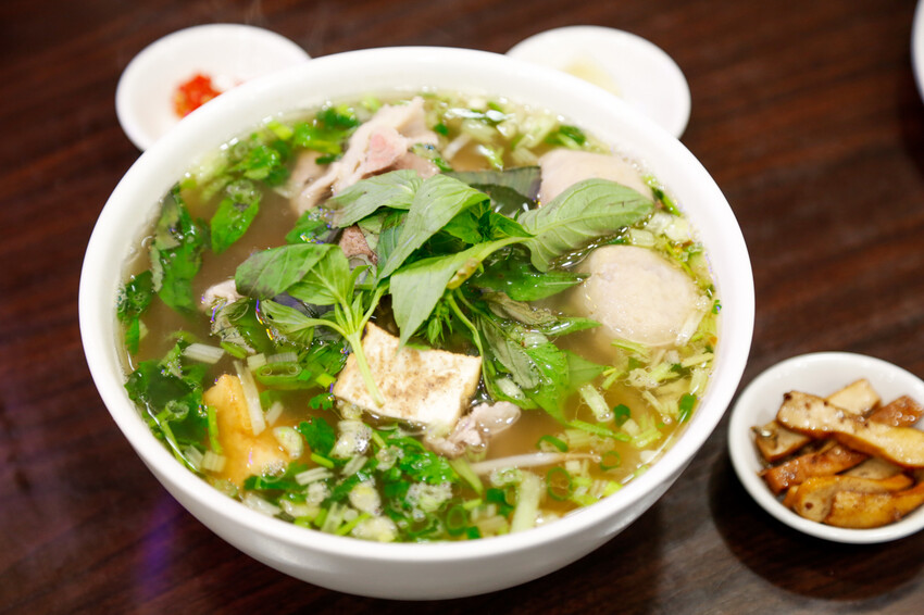 份量十足的南洋風味手作河粉．必點廣東雲吞包整尾蝦仁~政大少新越泰美食廚房-飲料無限暢飲