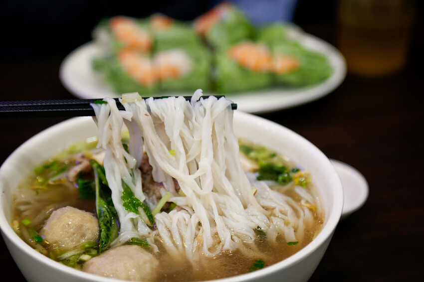 份量十足的南洋風味手作河粉．必點廣東雲吞包整尾蝦仁~政大少新越泰美食廚房-飲料無限暢飲