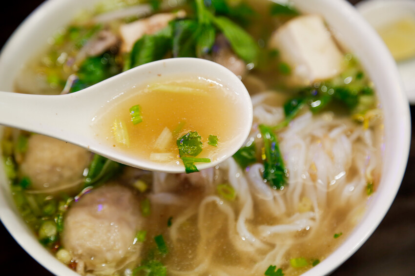 份量十足的南洋風味手作河粉．必點廣東雲吞包整尾蝦仁~政大少新越泰美食廚房-飲料無限暢飲