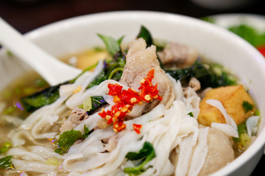 份量十足的南洋風味手作河粉．必點廣東雲吞包整尾蝦仁~政大少新越泰美食廚房-飲料無限暢飲