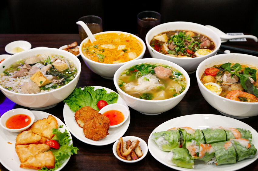 份量十足的南洋風味手作河粉．必點廣東雲吞包整尾蝦仁~政大少新越泰美食廚房-飲料無限暢飲