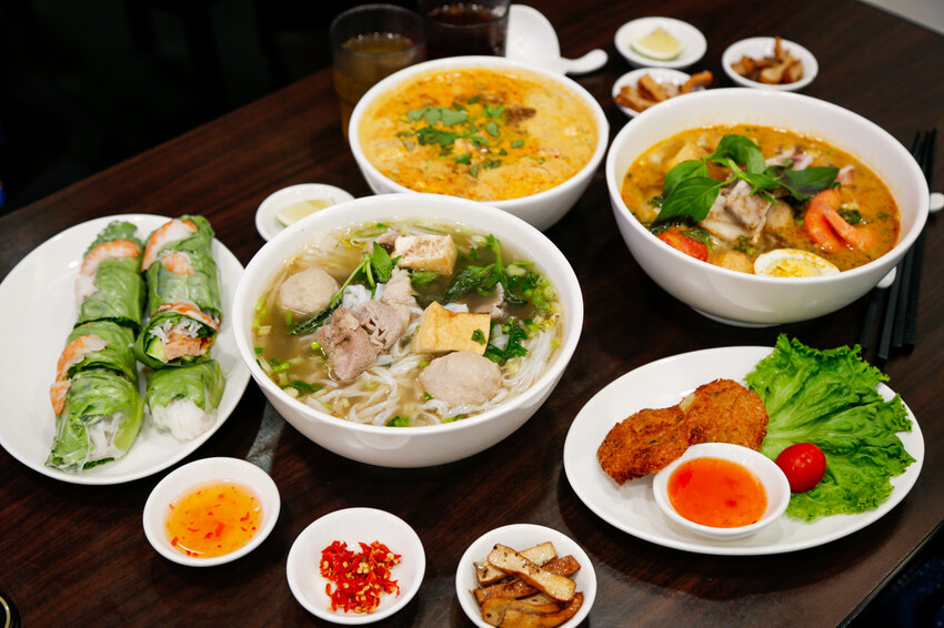 份量十足的南洋風味手作河粉．必點廣東雲吞包整尾蝦仁~政大少新越泰美食廚房-飲料無限暢飲