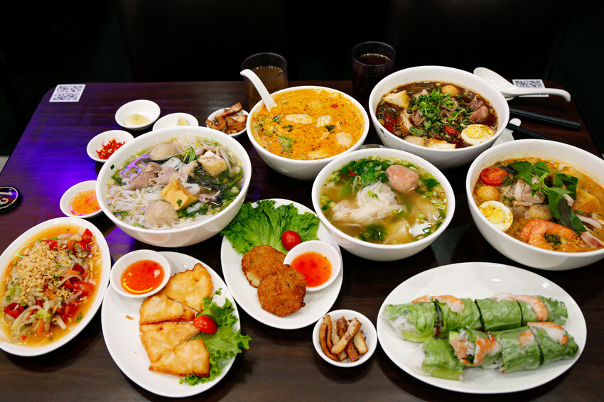 份量十足的南洋風味手作河粉．必點廣東雲吞包整尾蝦仁~政大少新越泰美食廚房-飲料無限暢飲