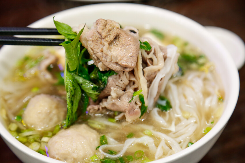 份量十足的南洋風味手作河粉．必點廣東雲吞包整尾蝦仁~政大少新越泰美食廚房-飲料無限暢飲