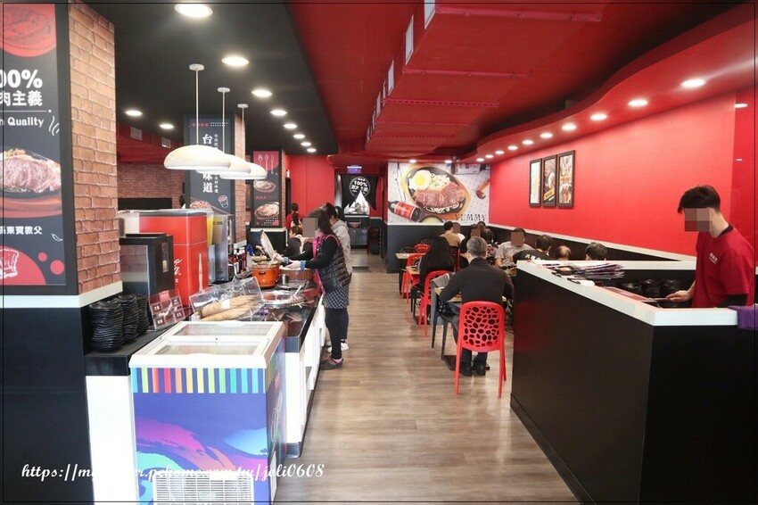 桃園市桃園區【孫東寶 台式牛排教父】桃園中山店~桃園牛排推薦 麻辣牛排新登場 經典牛排與麻辣醬料完美結合 每一口都是味蕾的極致享受