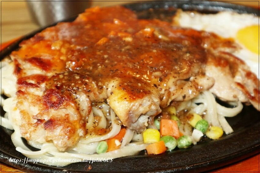 桃園市桃園區【孫東寶 台式牛排教父】桃園中山店~桃園牛排推薦 麻辣牛排新登場 經典牛排與麻辣醬料完美結合 每一口都是味蕾的極致享受