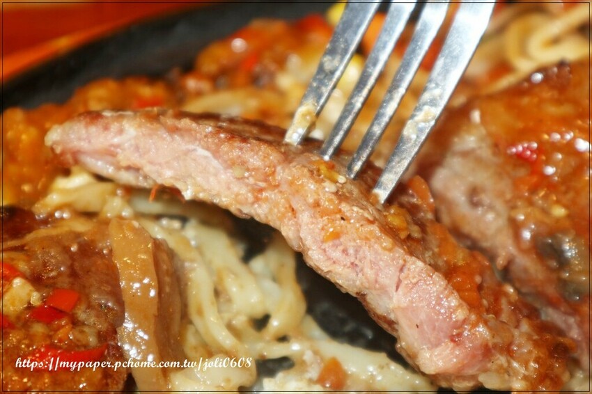 桃園市桃園區【孫東寶 台式牛排教父】桃園中山店~桃園牛排推薦 麻辣牛排新登場 經典牛排與麻辣醬料完美結合 每一口都是味蕾的極致享受