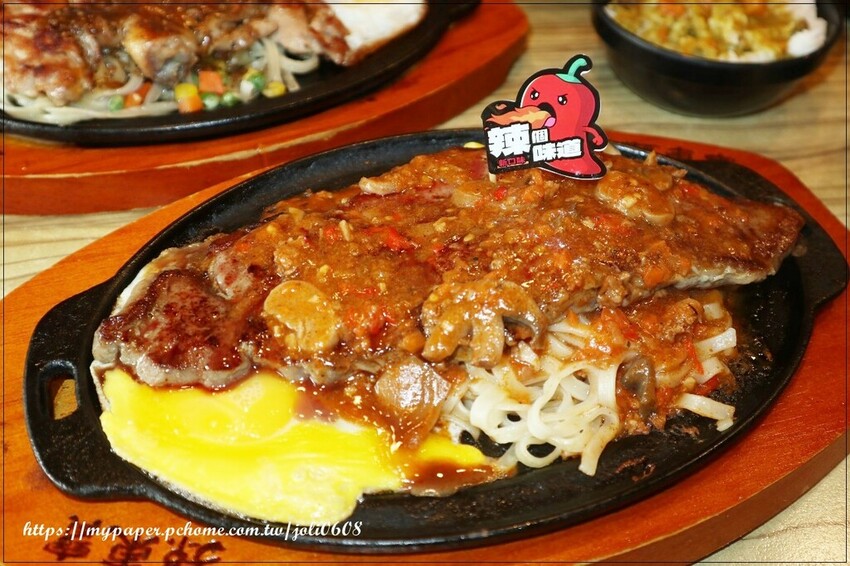 桃園市桃園區【孫東寶 台式牛排教父】桃園中山店~桃園牛排推薦 麻辣牛排新登場 經典牛排與麻辣醬料完美結合 每一口都是味蕾的極致享受