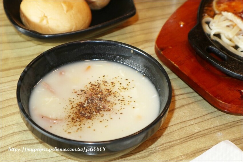 桃園市桃園區【孫東寶 台式牛排教父】桃園中山店~桃園牛排推薦 麻辣牛排新登場 經典牛排與麻辣醬料完美結合 每一口都是味蕾的極致享受