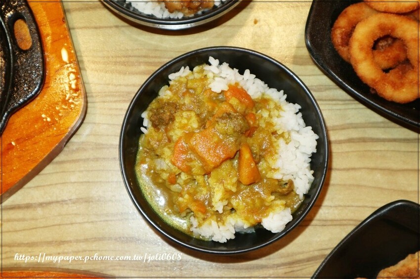 桃園市桃園區【孫東寶 台式牛排教父】桃園中山店~桃園牛排推薦 麻辣牛排新登場 經典牛排與麻辣醬料完美結合 每一口都是味蕾的極致享受