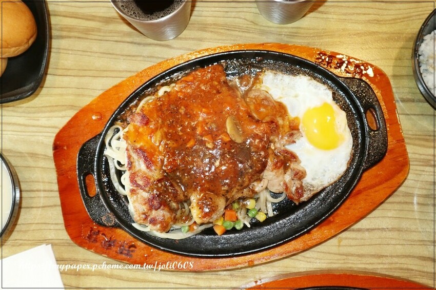 桃園市桃園區【孫東寶 台式牛排教父】桃園中山店~桃園牛排推薦 麻辣牛排新登場 經典牛排與麻辣醬料完美結合 每一口都是味蕾的極致享受