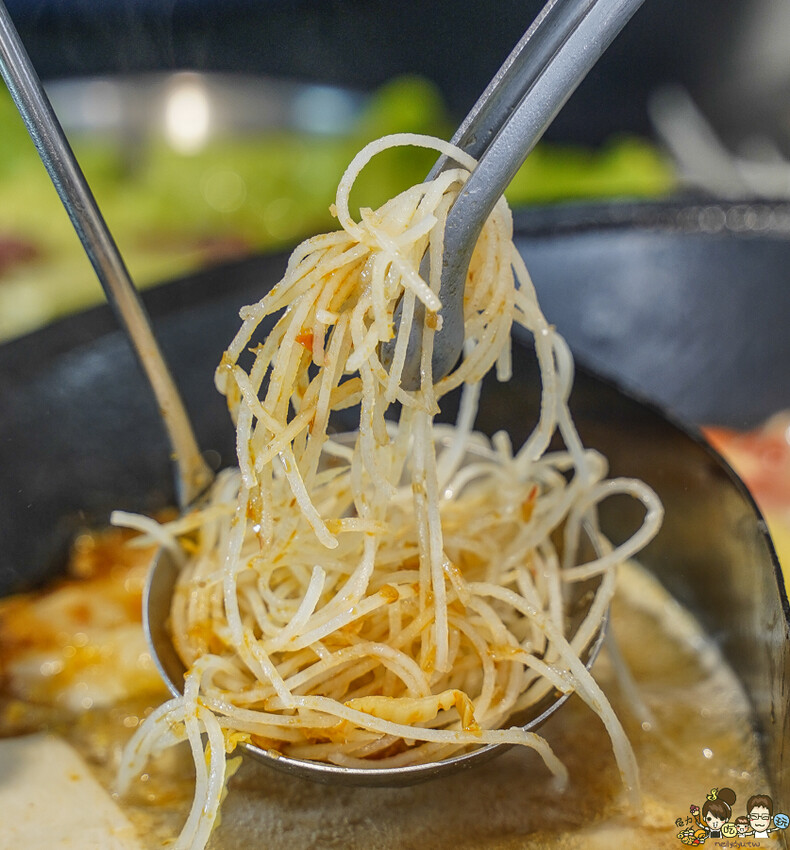 美術館 新潮的潮虎老火鍋，晚餐宵夜不孤單、六款特製湯頭、獨家虎氏功夫菜、三湯頭之賓士鍋 - 跟著尼力吃喝玩樂＆親子生活