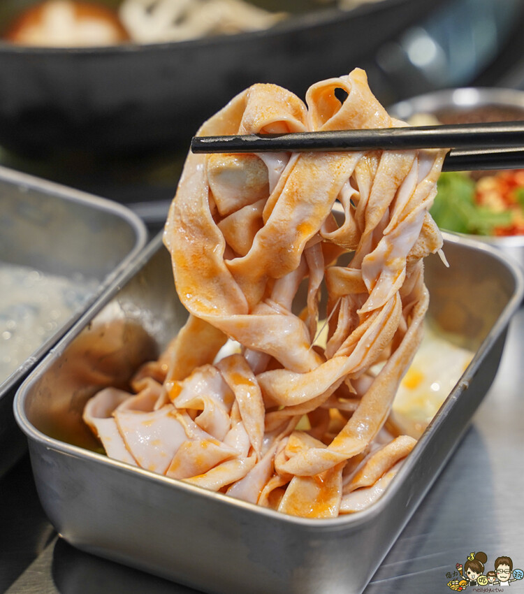 美術館 新潮的潮虎老火鍋，晚餐宵夜不孤單、六款特製湯頭、獨家虎氏功夫菜、三湯頭之賓士鍋 - 跟著尼力吃喝玩樂＆親子生活