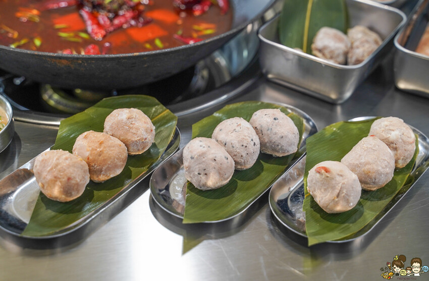 美術館 新潮的潮虎老火鍋，晚餐宵夜不孤單、六款特製湯頭、獨家虎氏功夫菜、三湯頭之賓士鍋 - 跟著尼力吃喝玩樂＆親子生活