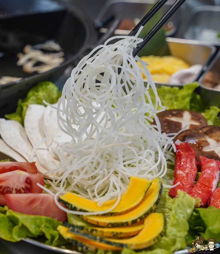 美術館 新潮的潮虎老火鍋，晚餐宵夜不孤單、六款特製湯頭、獨家虎氏功夫菜、三湯頭之賓士鍋 - 跟著尼力吃喝玩樂＆親子生活