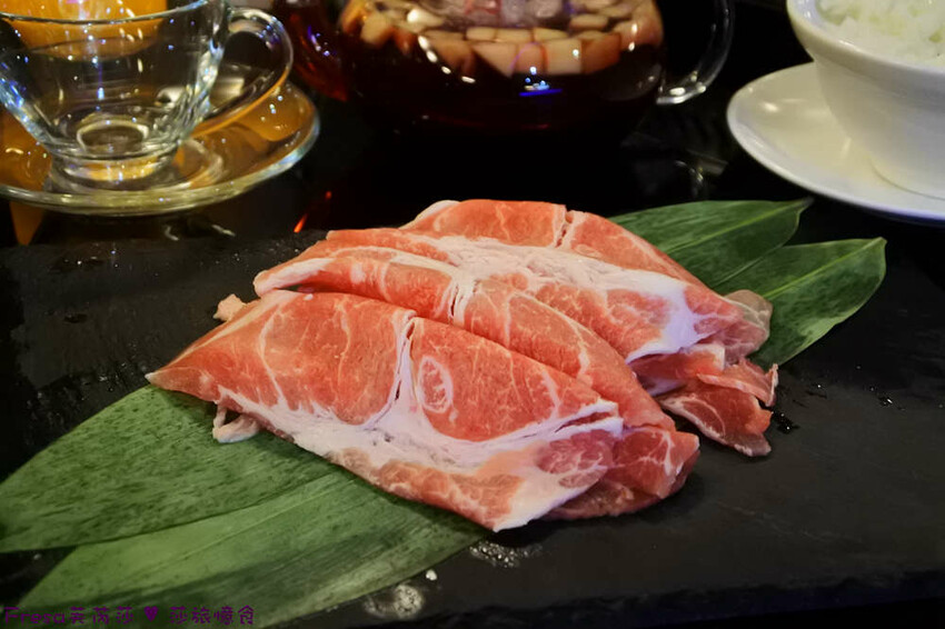 南投聚餐【３６０度景觀餐廳】承萬尊爵渡假酒店頂樓餐廳.絢麗多彩巴黎鐵塔３６０度美景.義大利麵／火鍋／燴飯／兒童餐│埔里飯店│埔里餐廳 - Fresa芙芮莎♥莎旅憶食