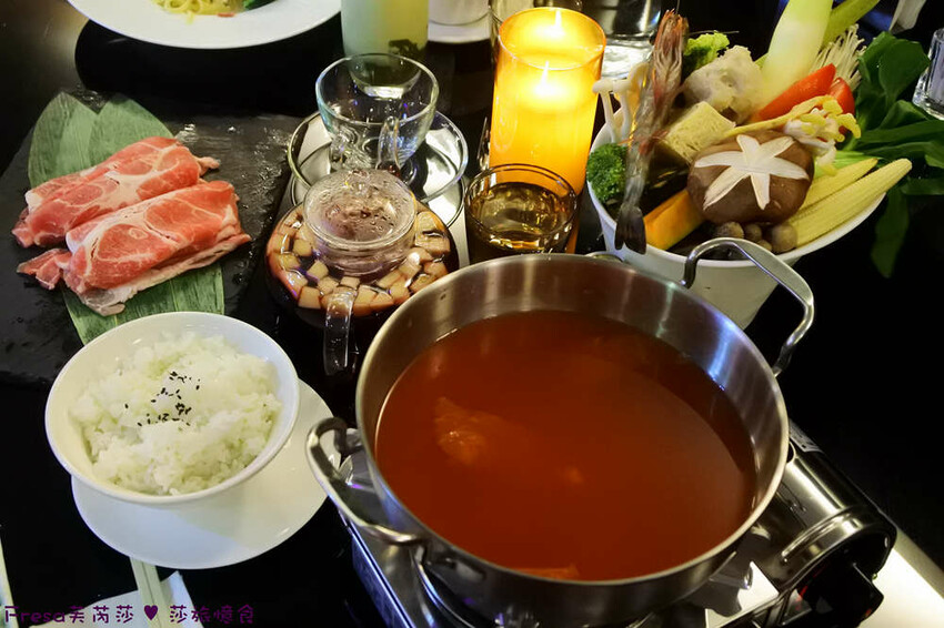 南投聚餐【３６０度景觀餐廳】承萬尊爵渡假酒店頂樓餐廳.絢麗多彩巴黎鐵塔３６０度美景.義大利麵／火鍋／燴飯／兒童餐│埔里飯店│埔里餐廳 - Fresa芙芮莎♥莎旅憶食