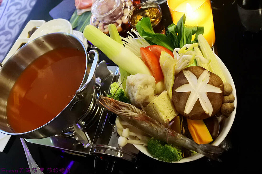 南投聚餐【３６０度景觀餐廳】承萬尊爵渡假酒店頂樓餐廳.絢麗多彩巴黎鐵塔３６０度美景.義大利麵／火鍋／燴飯／兒童餐│埔里飯店│埔里餐廳 - Fresa芙芮莎♥莎旅憶食