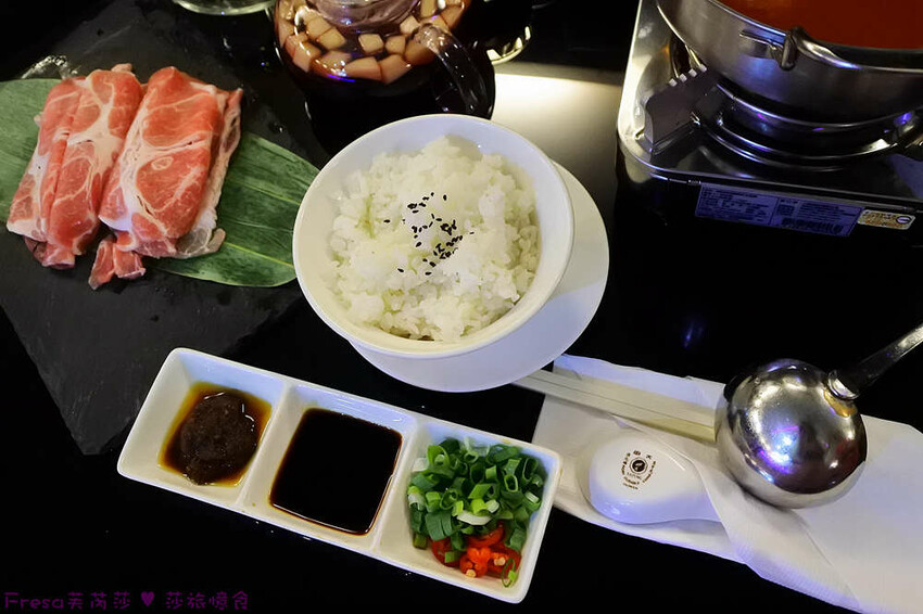 南投聚餐【３６０度景觀餐廳】承萬尊爵渡假酒店頂樓餐廳.絢麗多彩巴黎鐵塔３６０度美景.義大利麵／火鍋／燴飯／兒童餐│埔里飯店│埔里餐廳 - Fresa芙芮莎♥莎旅憶食