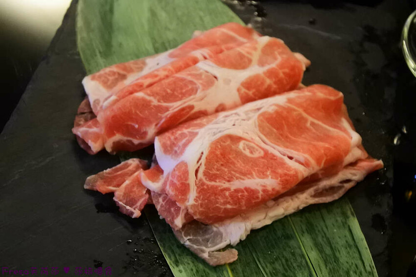 南投聚餐【３６０度景觀餐廳】承萬尊爵渡假酒店頂樓餐廳.絢麗多彩巴黎鐵塔３６０度美景.義大利麵／火鍋／燴飯／兒童餐│埔里飯店│埔里餐廳 - Fresa芙芮莎♥莎旅憶食