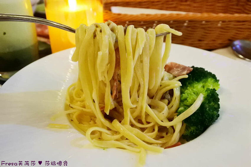 南投聚餐【３６０度景觀餐廳】承萬尊爵渡假酒店頂樓餐廳.絢麗多彩巴黎鐵塔３６０度美景.義大利麵／火鍋／燴飯／兒童餐│埔里飯店│埔里餐廳 - Fresa芙芮莎♥莎旅憶食