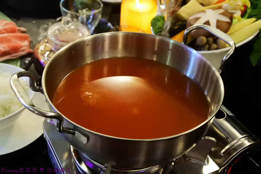 南投聚餐【３６０度景觀餐廳】承萬尊爵渡假酒店頂樓餐廳.絢麗多彩巴黎鐵塔３６０度美景.義大利麵／火鍋／燴飯／兒童餐│埔里飯店│埔里餐廳 - Fresa芙芮莎♥莎旅憶食