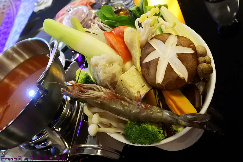 南投聚餐【３６０度景觀餐廳】承萬尊爵渡假酒店頂樓餐廳.絢麗多彩巴黎鐵塔３６０度美景.義大利麵／火鍋／燴飯／兒童餐│埔里飯店│埔里餐廳 - Fresa芙芮莎♥莎旅憶食