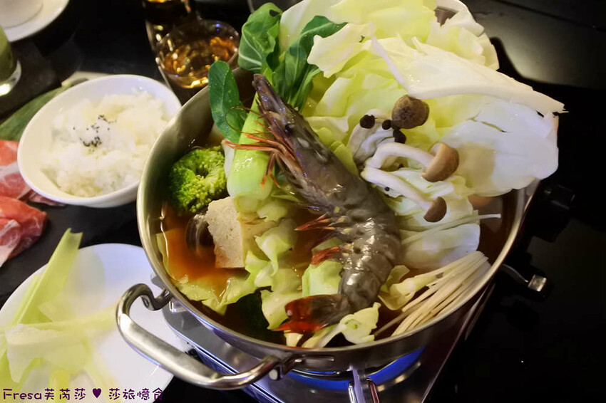 南投聚餐【３６０度景觀餐廳】承萬尊爵渡假酒店頂樓餐廳.絢麗多彩巴黎鐵塔３６０度美景.義大利麵／火鍋／燴飯／兒童餐│埔里飯店│埔里餐廳 - Fresa芙芮莎♥莎旅憶食