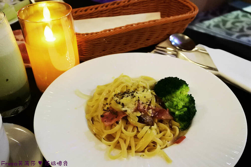 南投聚餐【３６０度景觀餐廳】承萬尊爵渡假酒店頂樓餐廳.絢麗多彩巴黎鐵塔３６０度美景.義大利麵／火鍋／燴飯／兒童餐│埔里飯店│埔里餐廳 - Fresa芙芮莎♥莎旅憶食