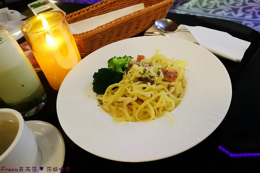 南投聚餐【３６０度景觀餐廳】承萬尊爵渡假酒店頂樓餐廳.絢麗多彩巴黎鐵塔３６０度美景.義大利麵／火鍋／燴飯／兒童餐│埔里飯店│埔里餐廳 - Fresa芙芮莎♥莎旅憶食