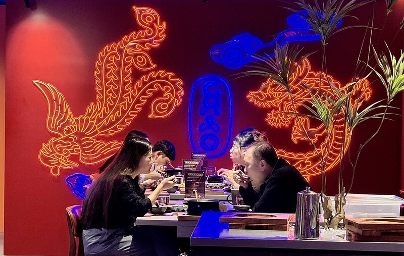 捷運中山站美食新亮點!「朝粥幫」暖呼呼砂鍋粥、創意中華料理必嚐