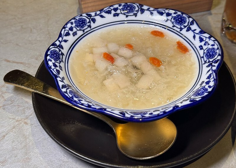 捷運中山站美食新亮點!「朝粥幫」暖呼呼砂鍋粥、創意中華料理必嚐