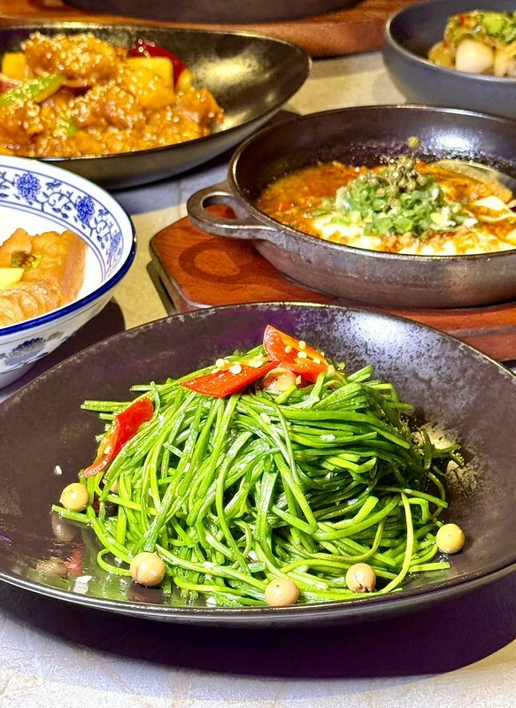 捷運中山站美食新亮點!「朝粥幫」暖呼呼砂鍋粥、創意中華料理必嚐