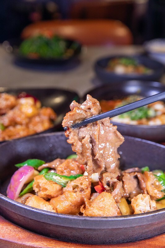 捷運中山站美食新亮點!「朝粥幫」暖呼呼砂鍋粥、創意中華料理必嚐