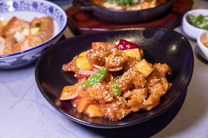 捷運中山站美食新亮點!「朝粥幫」暖呼呼砂鍋粥、創意中華料理必嚐