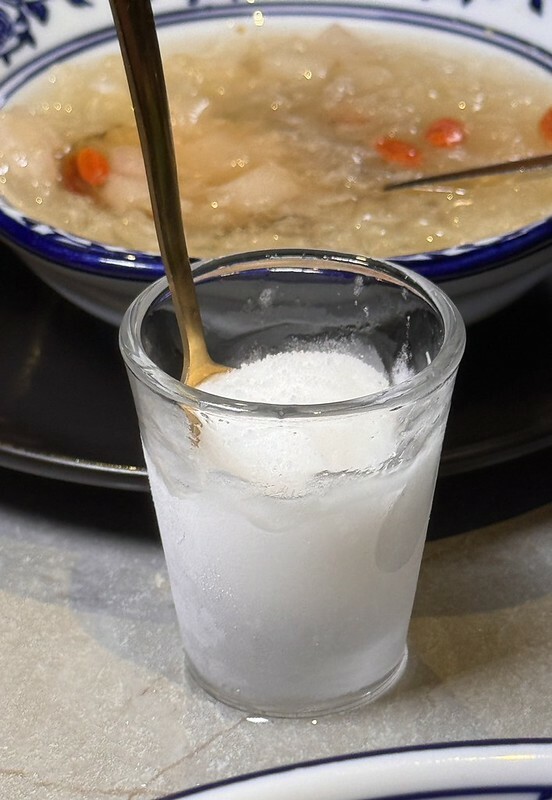 捷運中山站美食新亮點!「朝粥幫」暖呼呼砂鍋粥、創意中華料理必嚐