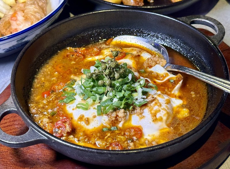 捷運中山站美食新亮點!「朝粥幫」暖呼呼砂鍋粥、創意中華料理必嚐