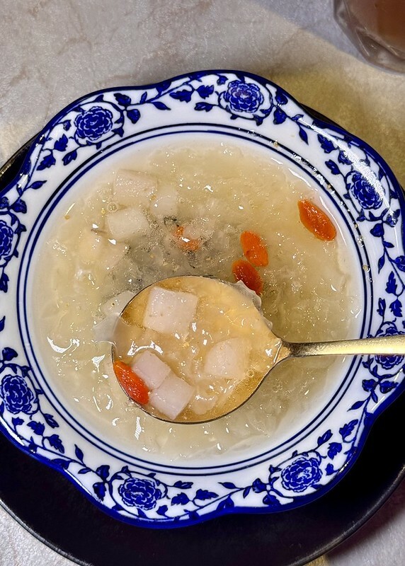 捷運中山站美食新亮點!「朝粥幫」暖呼呼砂鍋粥、創意中華料理必嚐