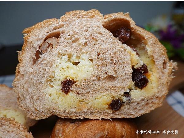 奶酥雜糧麵包-鮭魚葡萄 (1).jpg