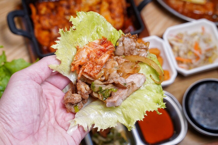 新竹高CP值韓式料理餐廳推薦!「太空總薯-韓式2號店」主打個人韓式定食套餐,另有四人套餐選擇,平日下午「辣炒年糕炒泡麵」買五送一,園區下午茶首選! - 阿華田的美食日記