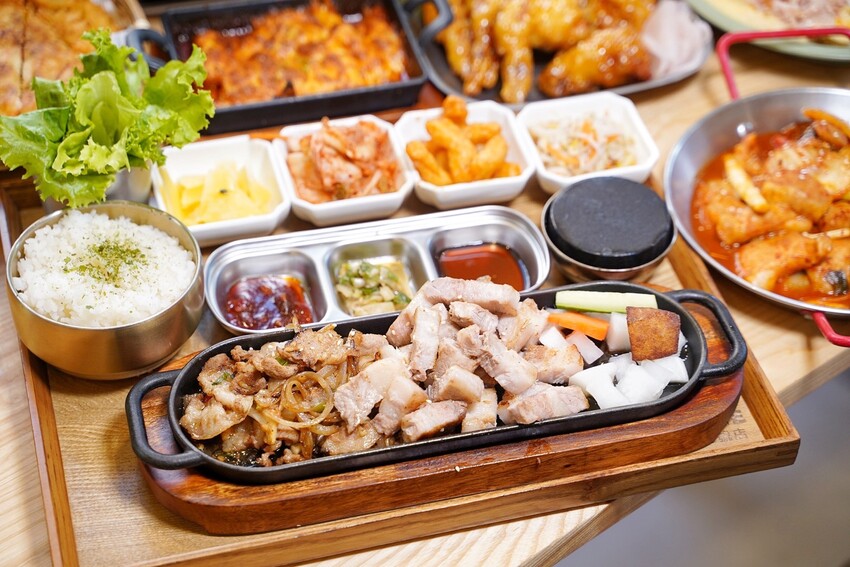 新竹高CP值韓式料理餐廳推薦!「太空總薯-韓式2號店」主打個人韓式定食套餐,另有四人套餐選擇,平日下午「辣炒年糕炒泡麵」買五送一,園區下午茶首選! - 阿華田的美食日記