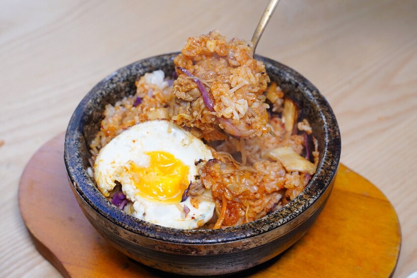 新竹高CP值韓式料理餐廳推薦!「太空總薯-韓式2號店」主打個人韓式定食套餐,另有四人套餐選擇,平日下午「辣炒年糕炒泡麵」買五送一,園區下午茶首選! - 阿華田的美食日記