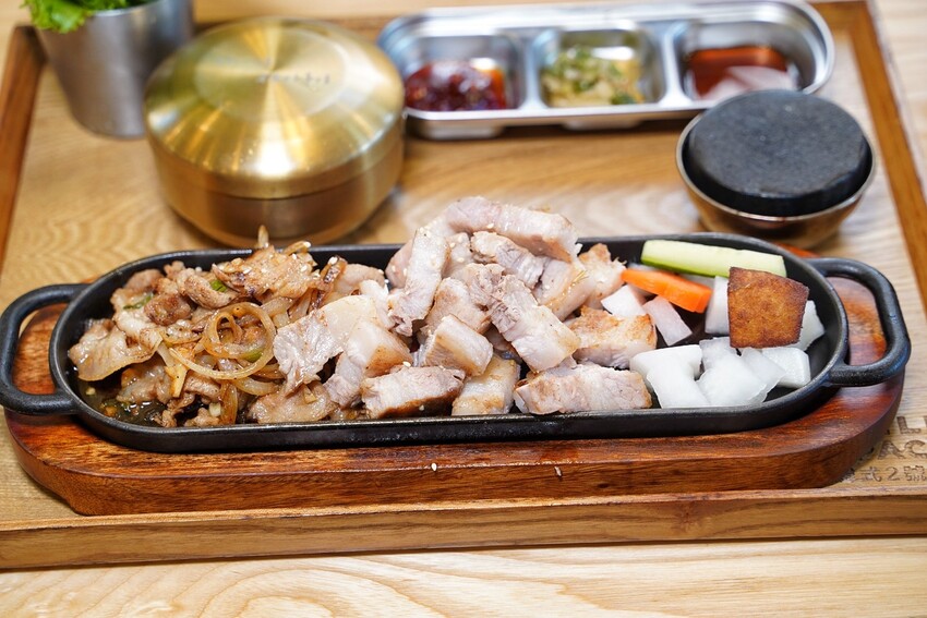 新竹高CP值韓式料理餐廳推薦!「太空總薯-韓式2號店」主打個人韓式定食套餐,另有四人套餐選擇,平日下午「辣炒年糕炒泡麵」買五送一,園區下午茶首選! - 阿華田的美食日記