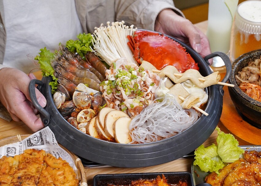 新竹高CP值韓式料理餐廳推薦!「太空總薯-韓式2號店」主打個人韓式定食套餐,另有四人套餐選擇,平日下午「辣炒年糕炒泡麵」買五送一,園區下午茶首選! - 阿華田的美食日記