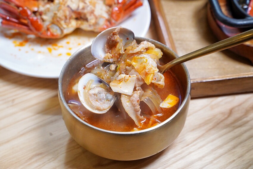 新竹高CP值韓式料理餐廳推薦!「太空總薯-韓式2號店」主打個人韓式定食套餐,另有四人套餐選擇,平日下午「辣炒年糕炒泡麵」買五送一,園區下午茶首選! - 阿華田的美食日記