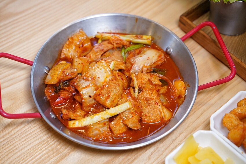 新竹高CP值韓式料理餐廳推薦!「太空總薯-韓式2號店」主打個人韓式定食套餐,另有四人套餐選擇,平日下午「辣炒年糕炒泡麵」買五送一,園區下午茶首選! - 阿華田的美食日記