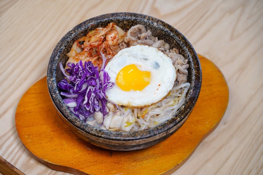 新竹高CP值韓式料理餐廳推薦!「太空總薯-韓式2號店」主打個人韓式定食套餐,另有四人套餐選擇,平日下午「辣炒年糕炒泡麵」買五送一,園區下午茶首選! - 阿華田的美食日記