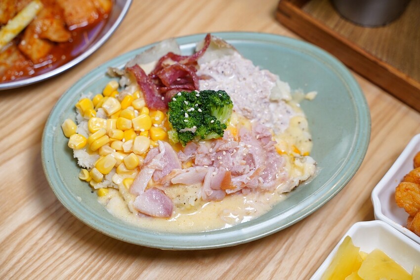 新竹高CP值韓式料理餐廳推薦!「太空總薯-韓式2號店」主打個人韓式定食套餐,另有四人套餐選擇,平日下午「辣炒年糕炒泡麵」買五送一,園區下午茶首選! - 阿華田的美食日記