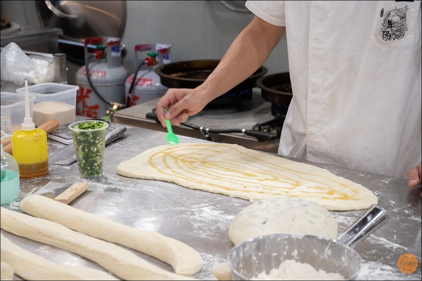 台中市西屯區台中美食│逢甲排隊美食：舞陽點心舖逢甲店 水煎包大餅