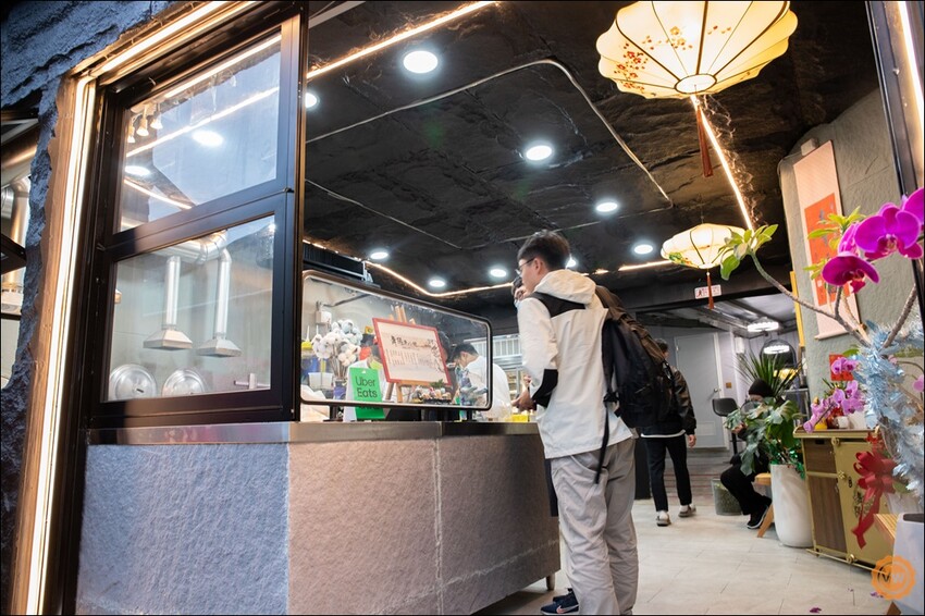 台中市西屯區台中美食│逢甲排隊美食：舞陽點心舖逢甲店 水煎包大餅